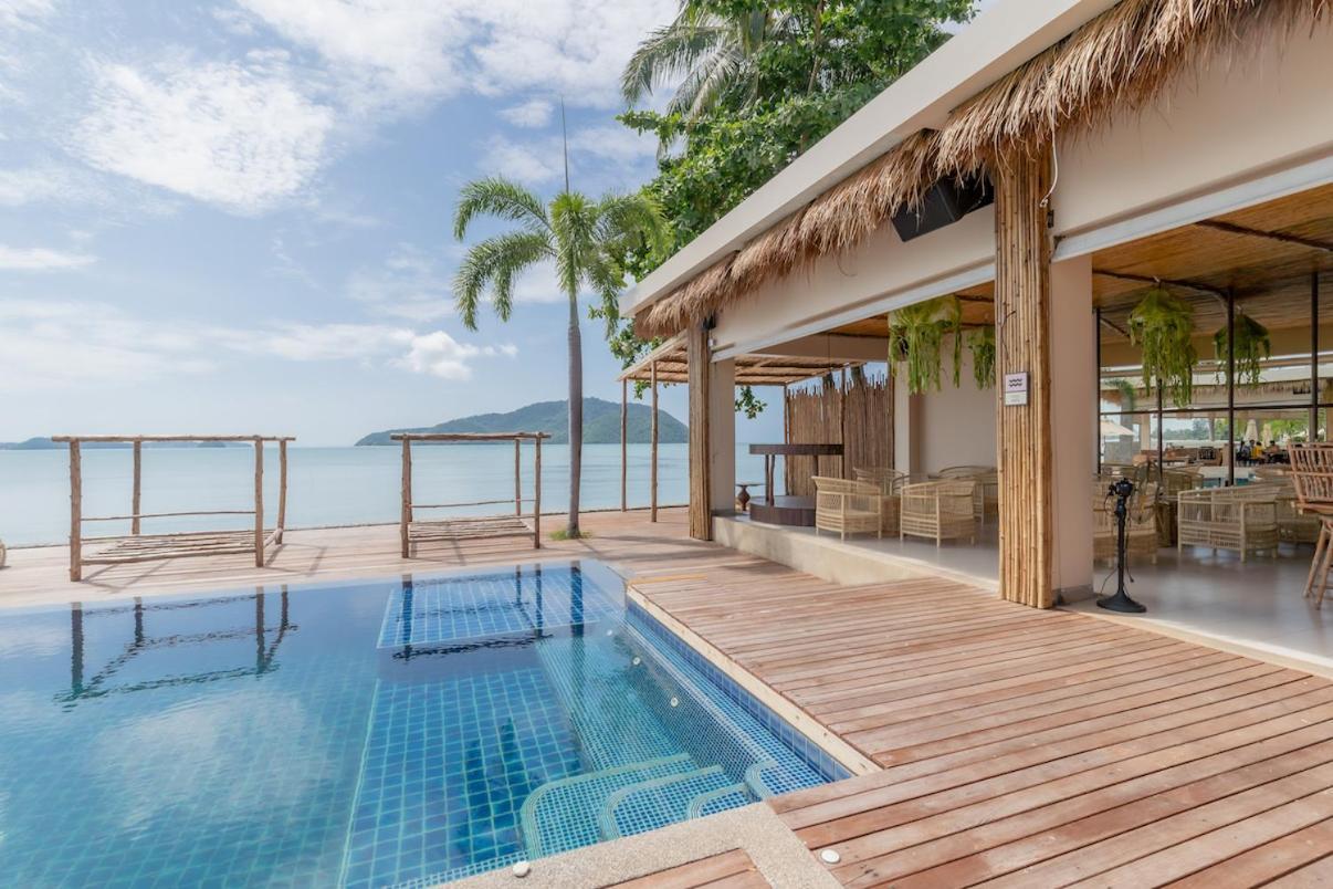 Poppy Beachfront Residence Rawai Ruang foto